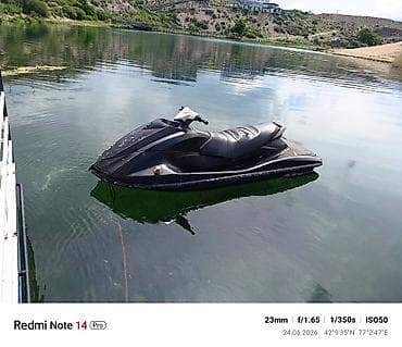 Гидроцикл (водный мотоцикл) черного цвета. Особенности: - Корпус — 3