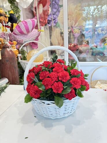 доставка букетов: Подарочная цветочная корзина в розово‑кремовых тонах. Состав: - — 3