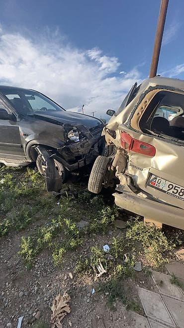Унаа: Mazda Demio, серебристый хэтчбек. Основные данные: - Кузов: 5 дверей — 2
