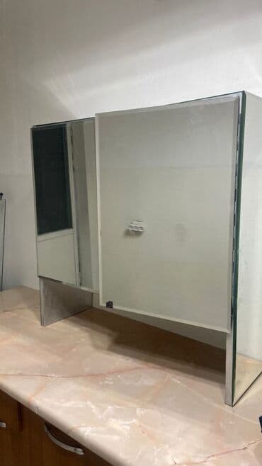 Эмерек: Жуунуучу бөлмө үчүн шкаф, Жаңы, Күзгүсү менен, ЛДСП — 1