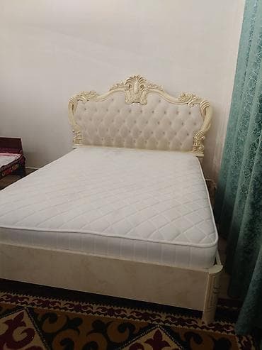 дух спалка: Кровать двуспальная с высоким изголовьем в классическом стиле. - — 1