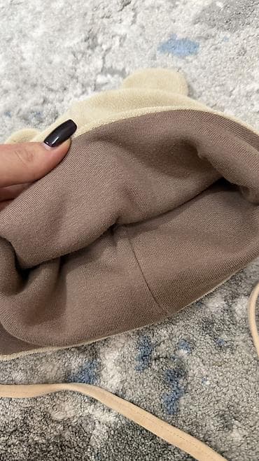 Верхняя одежда: Шапочка на хб подкладе 
42-48 см 
Носили с 5 мес до 1.2 — 2