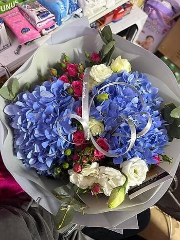 декоративный цветок: Авторский букет с гортензией Состав: - крупные соцветия голубой — 1