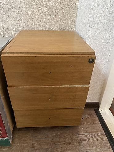 шкаф железный офисный: Офисная тумба, Б/у, Дерево, цвет - Коричневый — 1