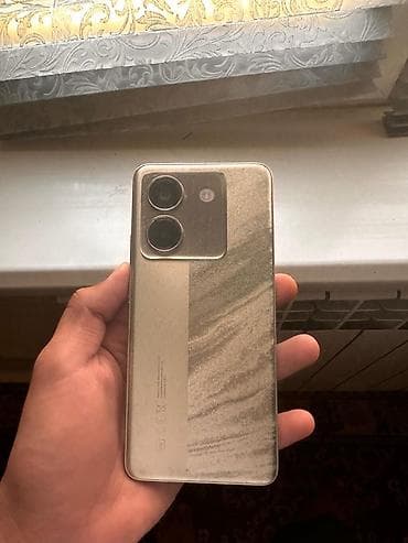 studio display: Смартфон с плоскими гранями и металлической рамкой, цвет — — 6