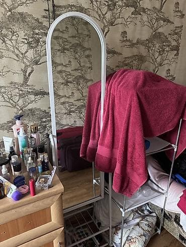 зеркало гримерное: Напольное зеркало с металлической рамой и закруглённым верхом. - — 1