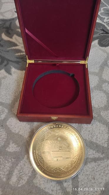 искусство: Подарочный памятный сувенир в деревянном футляре. Есть 2 штуки - — 2