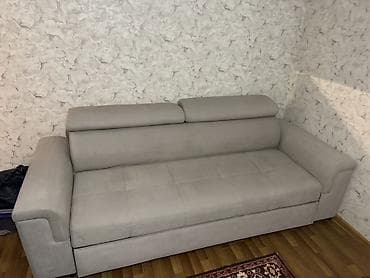 Диван-кровать в современном стиле, светло-серого цвета. Подходит для