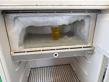 Компактный однокамерный холодильник с морозильной камерой. Высота 1 — 2