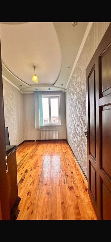 двух этажный дом: Предлагается двухэтажный дом с просторным двором. Дом имеет прочный — 4