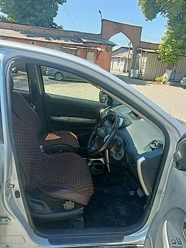 Toyota Ist: 2003 г., 1.5 л, Автомат, Бензин, Хетчбек — 4