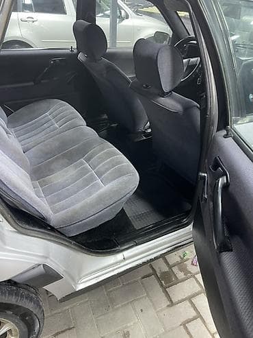 авто стенд: Volkswagen Passat: 1988 г., Механика, Седан — 1