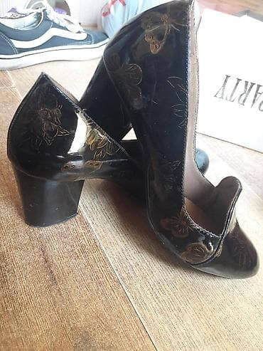 Черные с коричневыми цветами лакированные туфли изящные