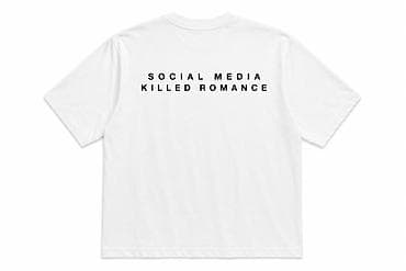 солнечный свет: Футболка белая с принтом “SOCIAL MEDIA KILLED ROMANCE” на спине. - — 4