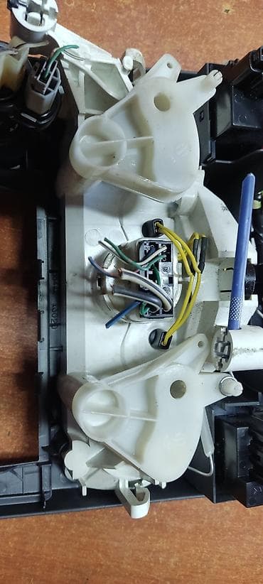 verso: Toyota Corolla Verso 2004, блок управления климат контролем — 5