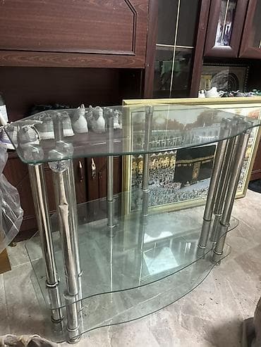 стеклянный стол офисный: Стеклянный консольный стол с тремя полками - Форма столешниц — 1