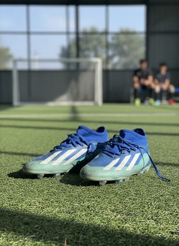 Футбольные бутсы Adidas с шипами для натурального газона, в хорошем