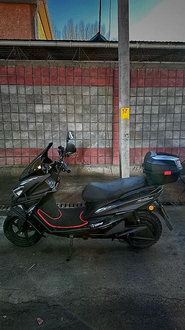 электронный мапед: Электроскутер чёрный, с АКБ и электроприводом. Аккумулятор 2000 ват — 4