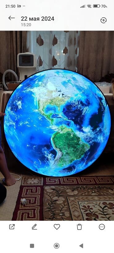 Круглый светодиодный светильник с изображением Земли. Может