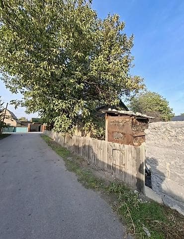 Үйлөрдү сатуу: Продаётся жилой дом с участком 7 соток. На участке подведён газ — 5