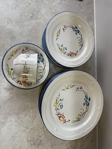 dinner table: Столовый сервиз из фарфора с цветочным декором и синей окантовкой — 3