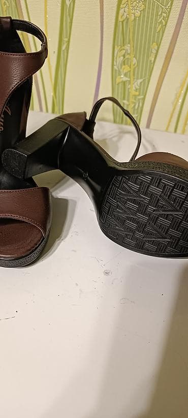 Жеке буюмдар: Продаю босоножки, 39 размер, совершенно новые, каблук 9 см, одевала — 3