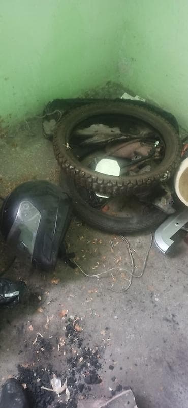 Набор мото/скутер запчастей и аксессуаров: - Две шинные покрышки