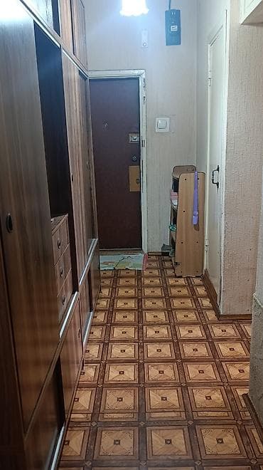 продаю квартиру 12 мкр: 2 комнаты, 53 м², 106 серия, 6 этаж, Старый ремонт — 2