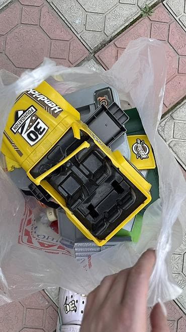 отдам даром детский электромобиль: Пакет с детскими игрушками (микс) за 500 сом Состав по фото: - — 2