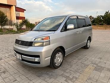 Toyota Voxy: 2002 г., 2 л, Автомат, Бензин, Минивэн — 1