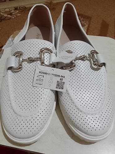 Мокасины и лоферы: Женские лоферы белого цвета с перфорацией - Материал верха — 3