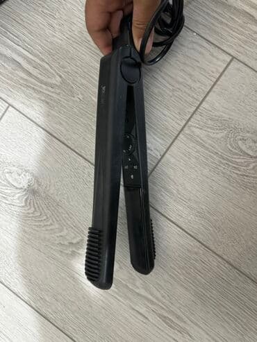 утюг ручной: Утюжок для выпрямления волос черного цвета. Оснащен регулятором — 1