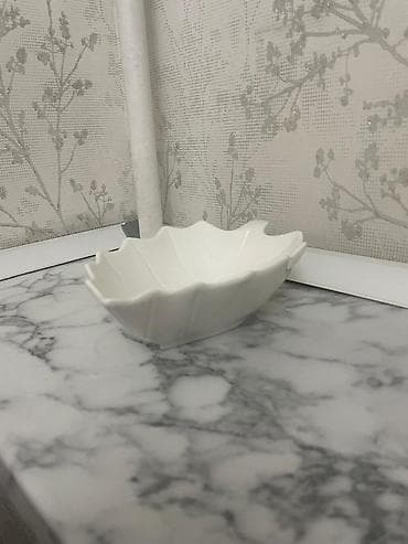 менажницы: Белая керамическая/фарфоровая менажница в форме листа. - Материал — 6