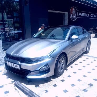 спортивные машина: Современный седан Kia K5, выполненный в серебристом цвете, предлагает — 5