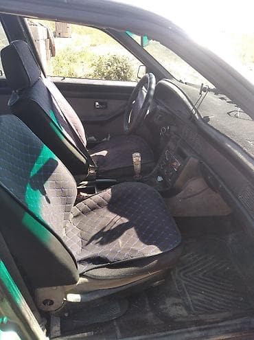 Audi: Седан Audi 100 в сером цвете с характерным дизайном кузова. Автомобиль — 6