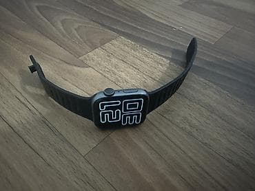 Apple Watch 4 44 mm в хорошем состоянии в комплекте белый ремешок