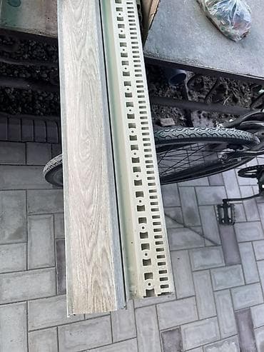 Пластиковые цокольные плинтусы с кабель‑каналом, декор «под дерево»