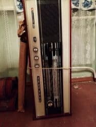 Микрофоны: Радиола «Контата-204» с ножками Описание: - Напольная радиола — 1