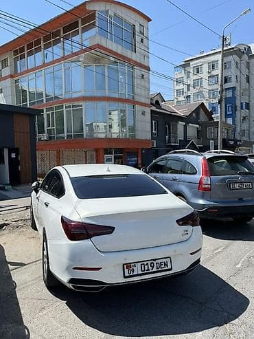 geely preface: Hongqi H5, белый седан бизнес-класса. 1.8 турбо. На проставках — 4