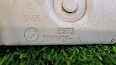 bmw e36: Петля крышки багажника R Е90 7 060 628 Год 2006 В отличном — 5