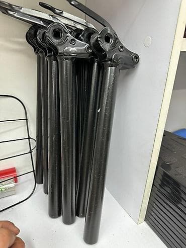 Подседельные штыри для велосипеда черного цвета. Имеют конструкцию с