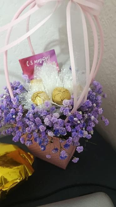 подарочные композиции: Подарочные композиции в коробке-сумочке на 8 марта нежная гипсофила — 5