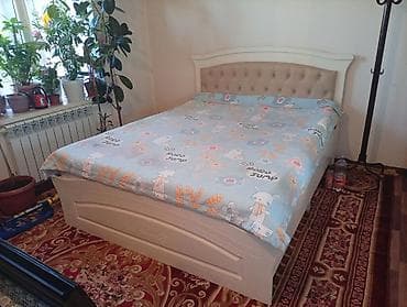 старый крават: Двуспальная кровать с мягким изголовьем матрасы как новый состояние — 1