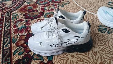 продаю бутсы: Кроссовки белые с контрастной, устойчивой подошвой! - Легкий — 4