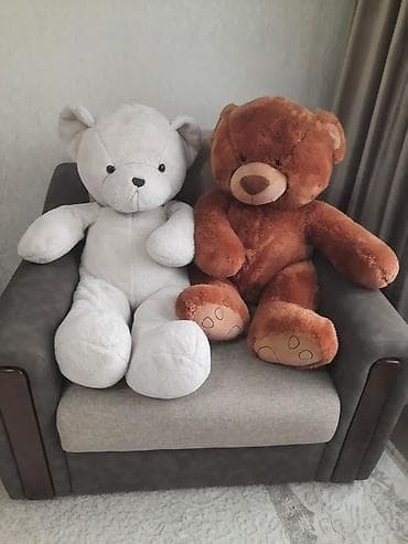 домашние качели детские: 600 сом за одного.Пара больших плюшевых медведей, один из которых — 1