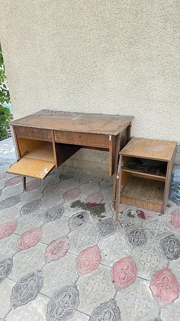 Отдам ДАРОМ стол и тумбочку (б/у)