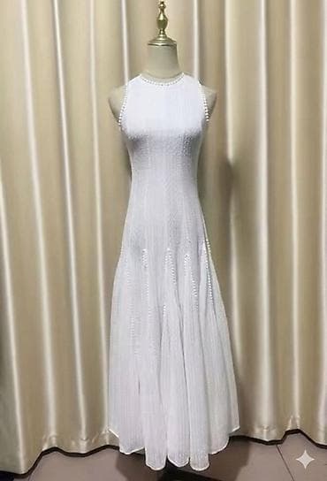 Личные вещи: Белое длинное платье в пол с акцентом на фактурный текстиль. - — 1