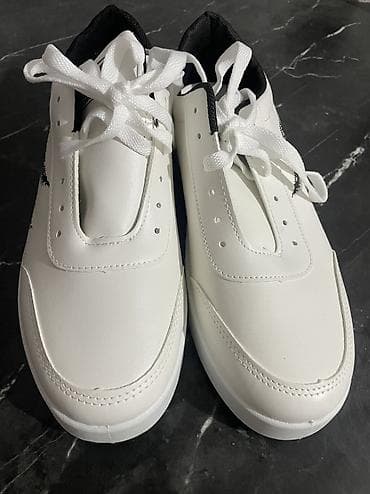 спортивные ботинки: 990 сом 
42-41 размер 
Мужской 
Подойдет для повседневки — 2