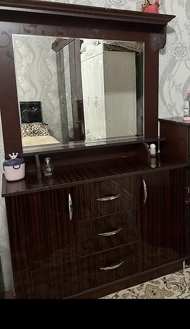 Трюмо - Материал: ламинированная древесная плита с глянцевой