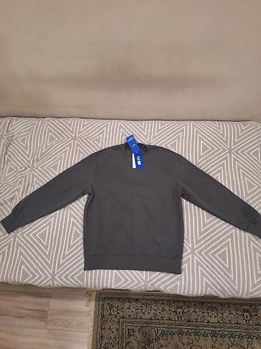 Шорты: Новые мегкие кофты чёрного и серого цвета. Ни разу не одевал, плюс ещё — 4